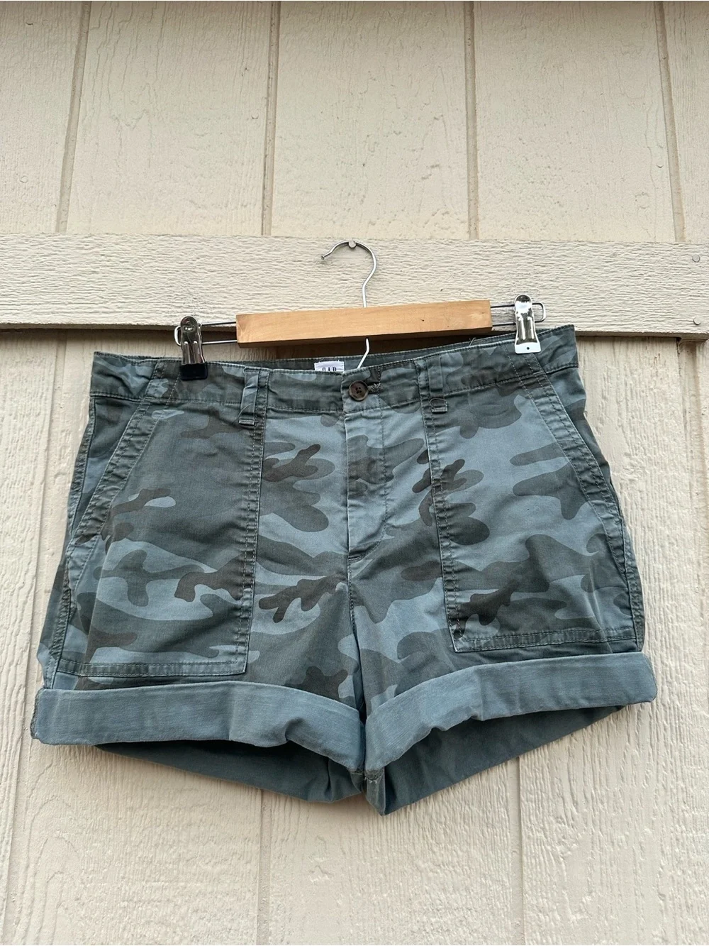 GAP Women's Green Camo Roll‑Cuff Utility Shorts